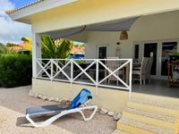 Gro&szlig;e Terrasse mit Blick in den Garten