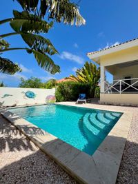 Blick auf Pool und Terrasse